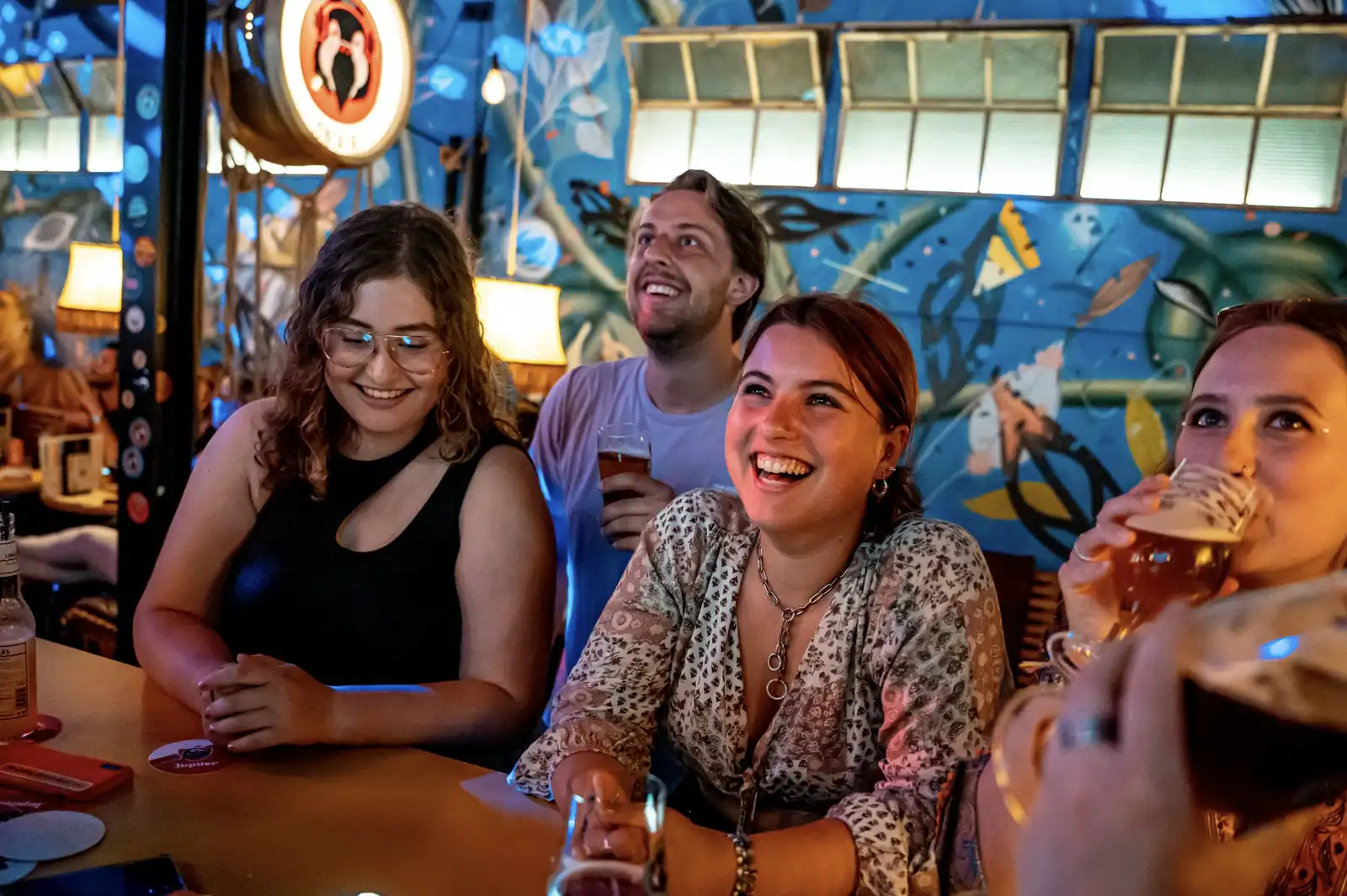 Gezellige pubquiz sfeer met QuizX quizmaster